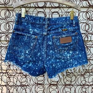 Vintage Wrangler “star splatter” frayed jean short